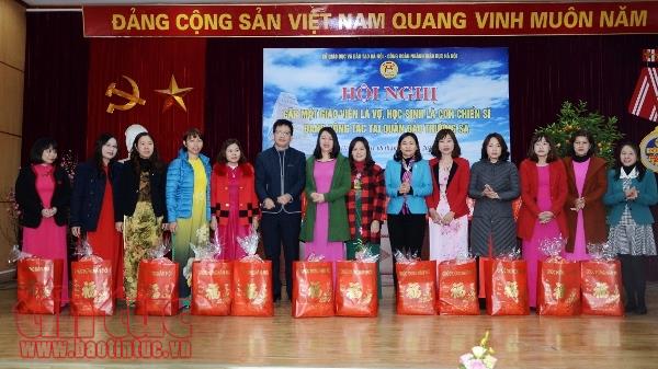Ngành GD-ĐT Hà Nội gặp mặt vợ, con các chiến sĩ công tác tại Trường Sa ảnh 1